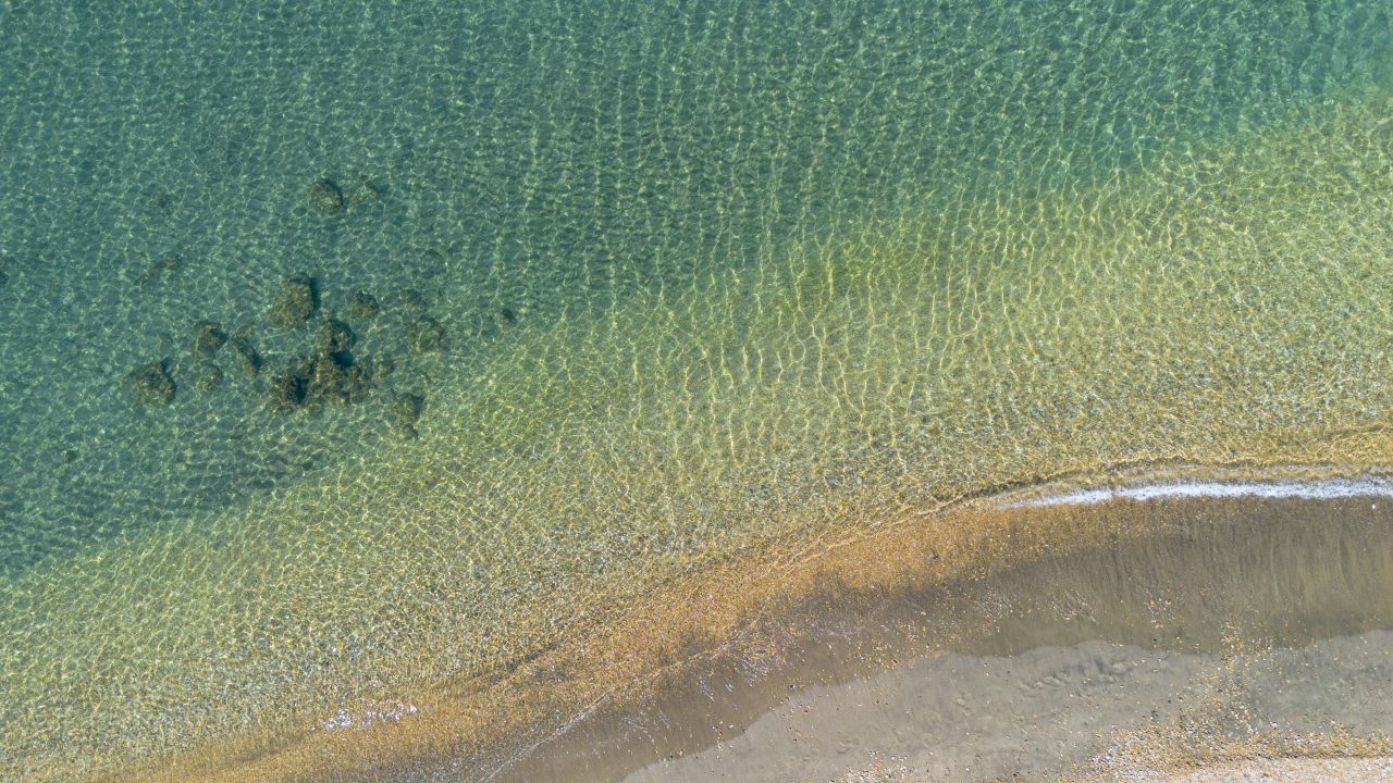 Mare e montagna nel tempo di Einstein:  cosa cambia davvero tra Ostia e le Alpi